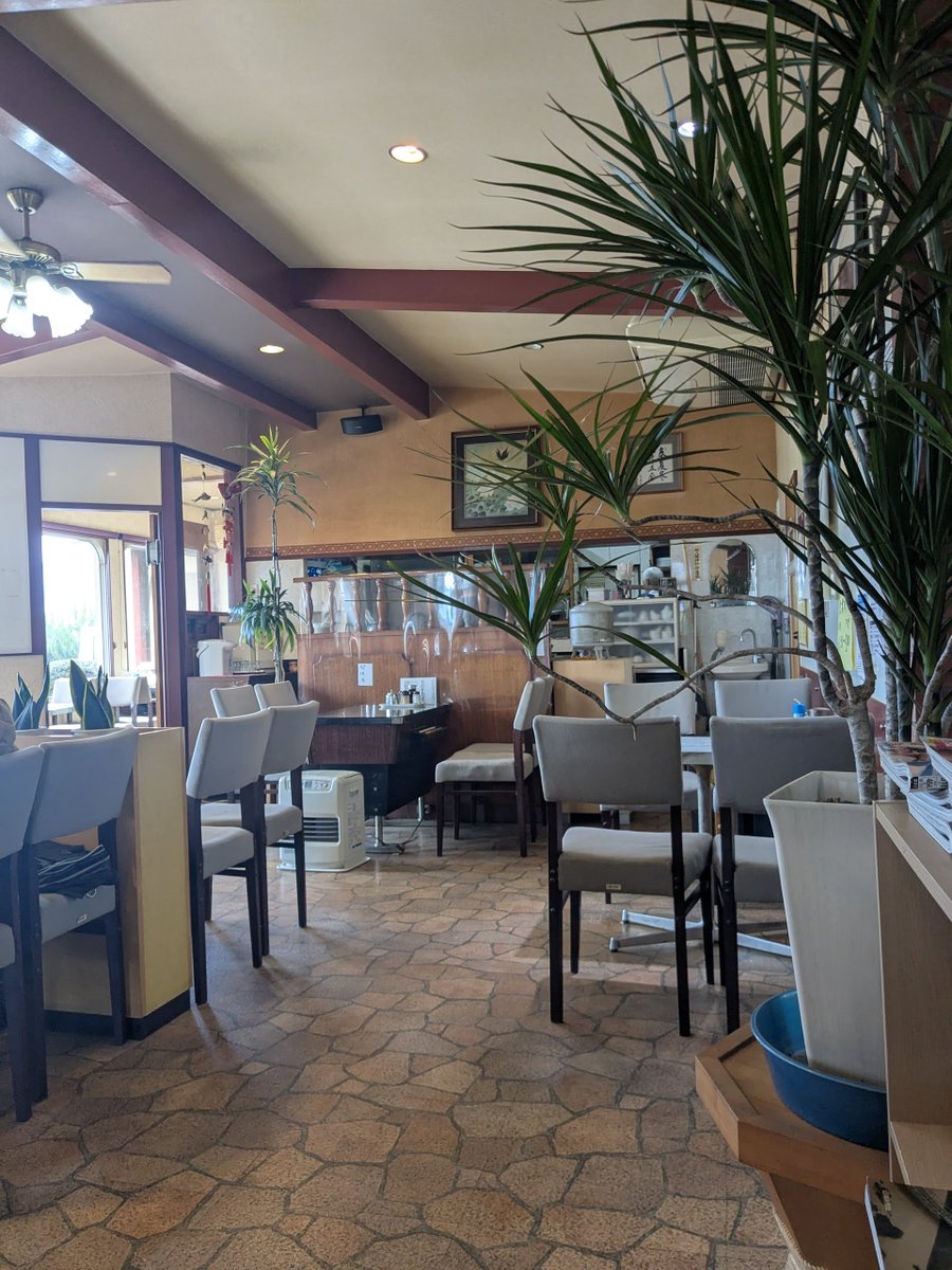h_secondlife's tweet image. 前から気になっていた味のある喫茶店を開拓
素晴らしい店内と美味しいランチ　気になり厨房を覗く
高齢の男性が一人で料理を作っている
個人の喫茶店はずっと続いて欲しいのでこの店を継ぐ人がいるのかと心配(余計なお世話)

#喫茶店 #ランチ #家庭菜園 #田舎暮らし #移住