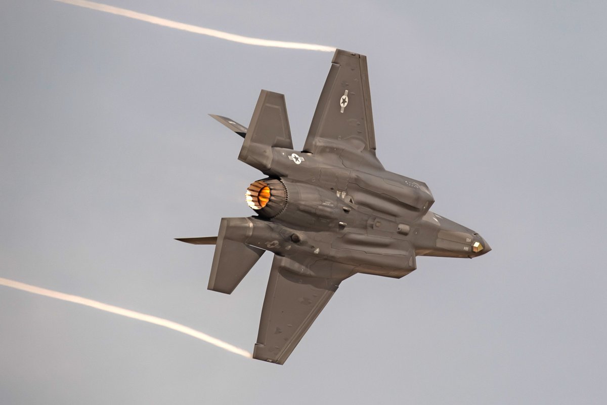 USAF demo team wowed crowds on day 1 at #DAS25. Hard not to reflect: 1,200+ jets delivered, 1M+ flight hours, 20 global customers so far - @theF35 is a pillar of deterrence for the US, Europe, NATO and allies and will be for decades to come. ✈️ #AvGeek #Aerospace #Defense