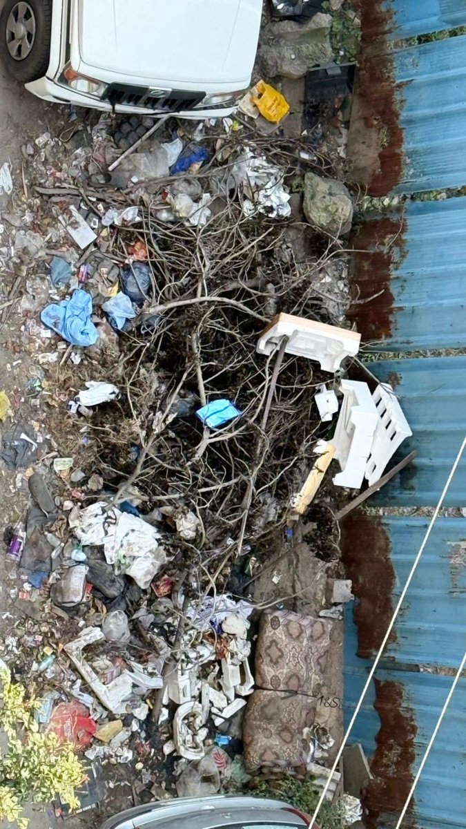 setuleo94's tweet photo. @GHMCOnline Requesting urgent action at Golden Habitat, Whitefields, Kondapur (Landmark: RECYKAL, Pin: 500084).
A large garbage pile has formed due to dumped tree branches &amp; waste. People have also started urinating there, causing foul smell, mosquito breeding &amp; health risks. https://t.co/nT8tTSsvAy