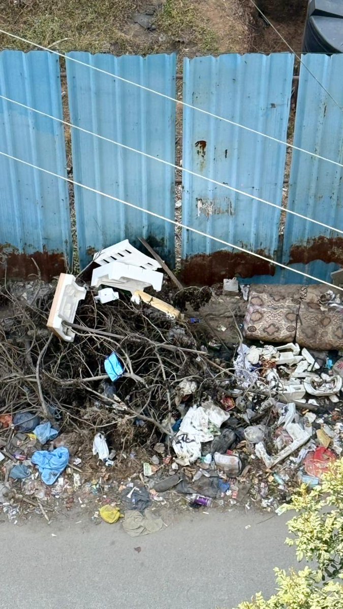 setuleo94's tweet photo. @GHMCOnline Requesting urgent action at Golden Habitat, Whitefields, Kondapur (Landmark: RECYKAL, Pin: 500084).
A large garbage pile has formed due to dumped tree branches &amp; waste. People have also started urinating there, causing foul smell, mosquito breeding &amp; health risks. https://t.co/nT8tTSsvAy