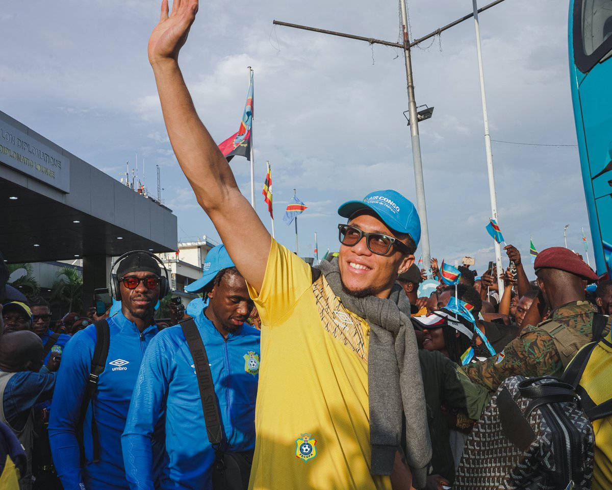 FecofaRdc's tweet photo. 📸 𝐑𝐄𝐓𝐎𝐔𝐑 𝐄𝐍 𝐈𝐌𝐀𝐆𝐄𝐒 — 𝐀𝐑𝐑𝐈𝐕𝐄́𝐄 𝐃𝐄𝐒 𝐋𝐄́𝐎𝐏𝐀𝐑𝐃𝐒 𝐀̀ 𝐊𝐈𝐍𝐒𝐇𝐀𝐒𝐀 🐆

Nos Léopards 🇨🇩 ont fait leur retour à Kinshasa, accueillis par une ambiance exceptionnelle à l’aéroport de Ndjili.

Entre ferveur populaire, chaleur humaine et fierté nationale, les fauves ont retrouvé leur public dans une atmosphère de célébration totale.

Sourires, émotions, communion :
le peuple congolais a rendu hommage à ses guerriers, héros d’une qualification historique.

🐆 Une arrivée mémorable, à l’image de l’énergie et de l’unité de tout un pays.

#Leopards #RDCongo #Kinshasa #FecofaRDC #BendeleEkweyaTe #Team243