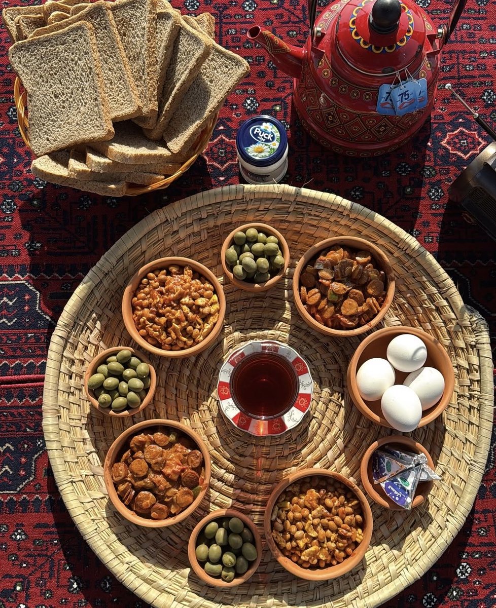 "اصنع لحظاتك السعيدة ، 
فإنها لا تأتي إليك بل تأتي منك"🤍.

#صباح_الخير