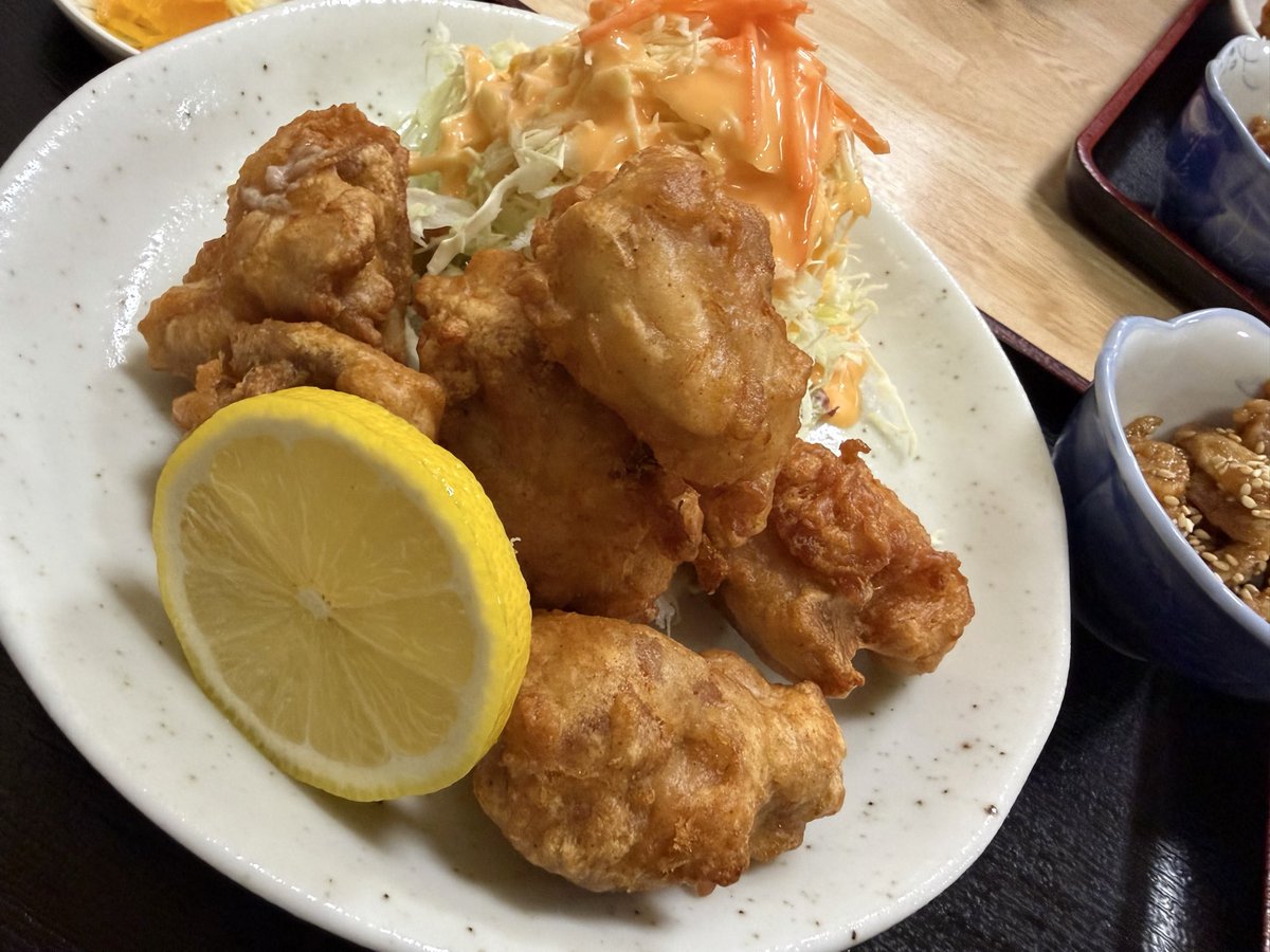 oomoriumao's tweet photo. 📍福来家【信濃大町】

＼からあげ定食！／
信州福味鶏の唐揚げは、
外はパリッと、
中はジュワッとジューシー。
レモンをきゅっと絞ればさっぱり後味に。

ご飯がもりもり進む、
嬉しいボリューム感🍚

小鉢や味噌汁、漬物まで抜かりなく、
満足度��めでした✨

#今日はどこめし https://t.co/nLDKgDUnXl
