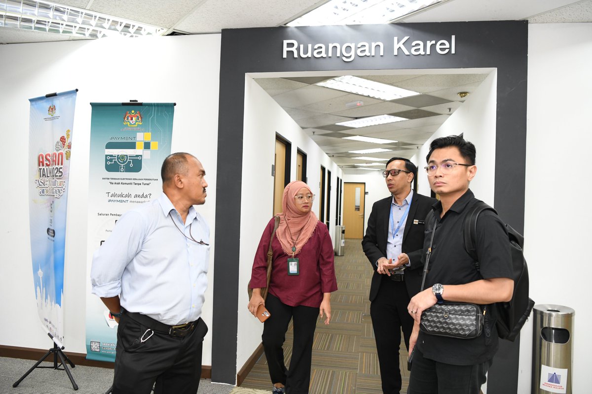 KUALA LUMPUR, 18 November 2025 – Sesi temu bual YBrs. Encik Edy Irwan bin Zulkafli, Ketua Pengarah, Perpustakaan Negara Malaysia (PNM) bersama Sinar Harian.

#PerpustakaanNegaraMalaysia
#MalaysiaMADANI
#KembaraPerpaduan
#HarmoniMADANI
#MADANIBekerja