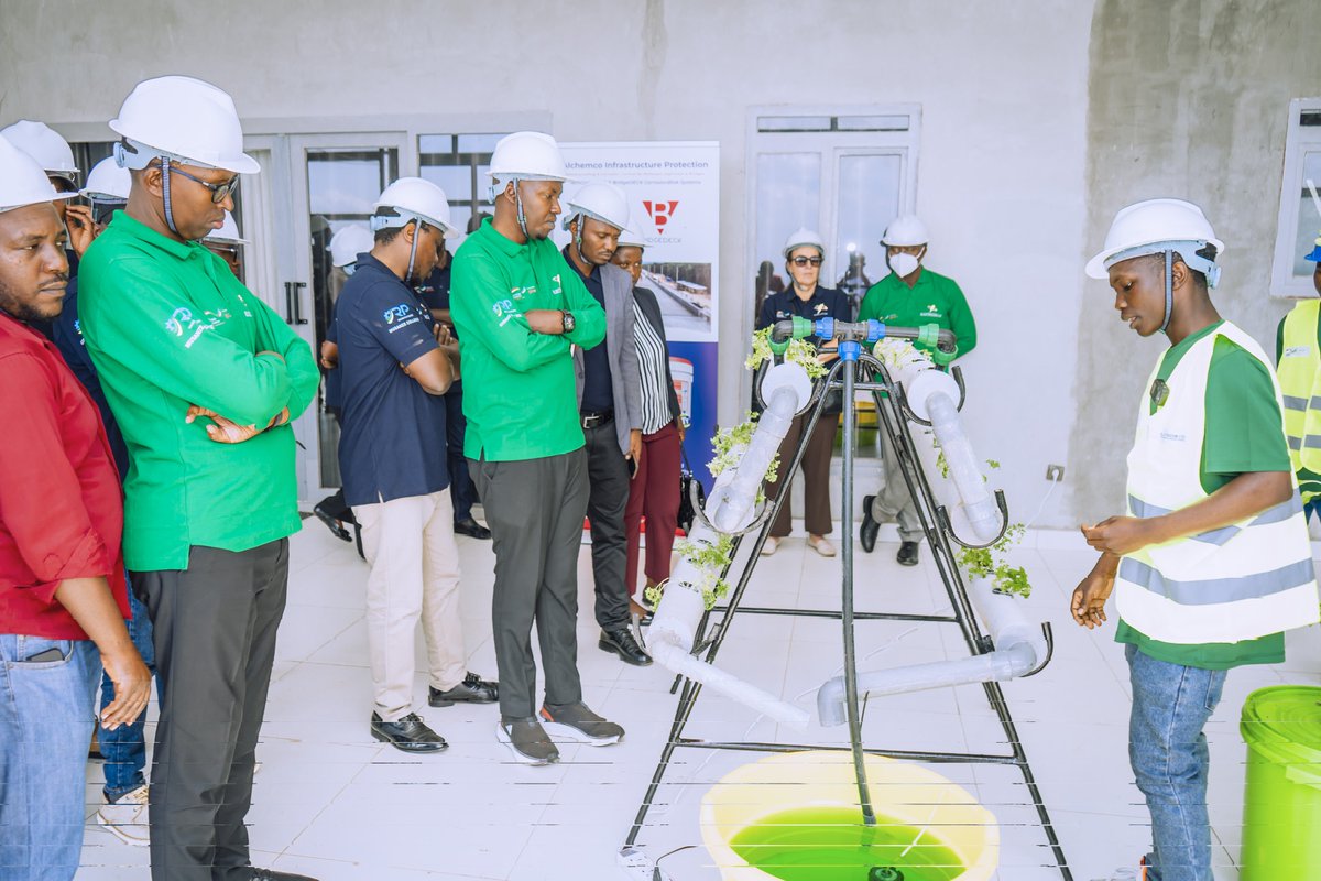 ZacharieNDAYIS5's tweet image. THE WAIT IS OVER🔄
 In  @LtdElectricom&apos;s project phase-out event happening now at HQs #Kicukiro_Gahanga, students who were trained in agricultural tech are presenting their innovative solutions and everything they&apos;ve learned. 🌾💡 
#AgTech #Sustainability #FutureFarmers