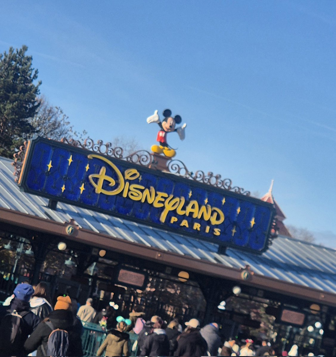 juulvm's tweet photo. 12,5 jaar getrouwd vandaag, dat vieren we we lekker in @DisneylandParis @DisneyNL https://t.co/x40h8j8eUS