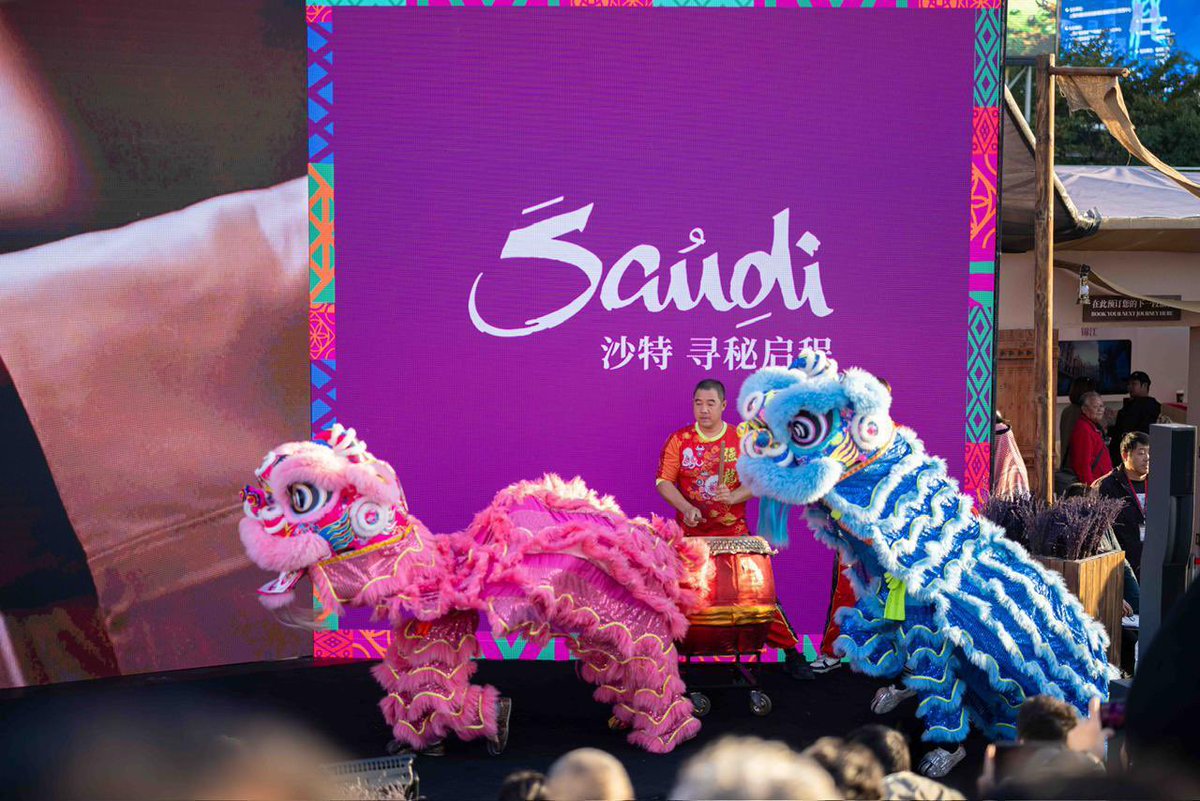 تفعيل سعودي سياحي رائع بشانغهاي 👍

تفاعل الزوار الصينيين مع كل لمسة صغيرة يعكس فضولهم وتقديرهم.
تجربة تُحس قبل أن تُقال.
بدعت أرض السعودية🇸🇦👏🏼