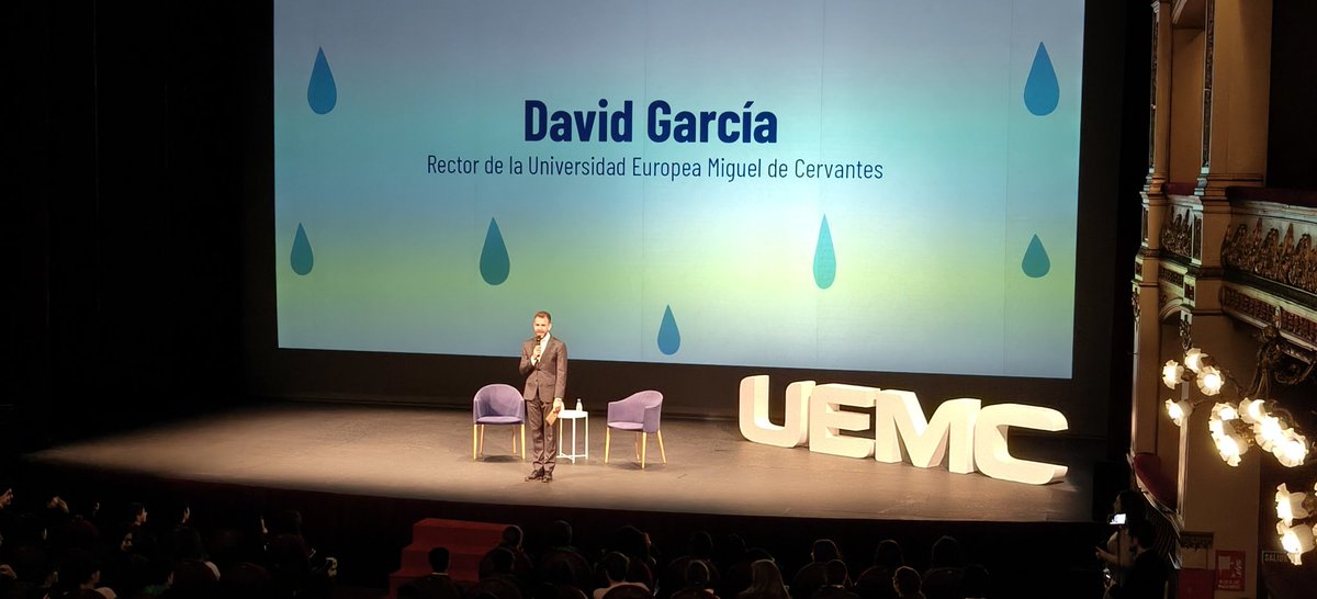 El rector de la Universidad <a href="/UEMC/">UEMC</a>, David García López, da la bienvenida a centenares de estudiantes de varios centros de #Valladolid. Teresianas, Apostolado, la Salle, San Agustín, San José y Jesuitinas.