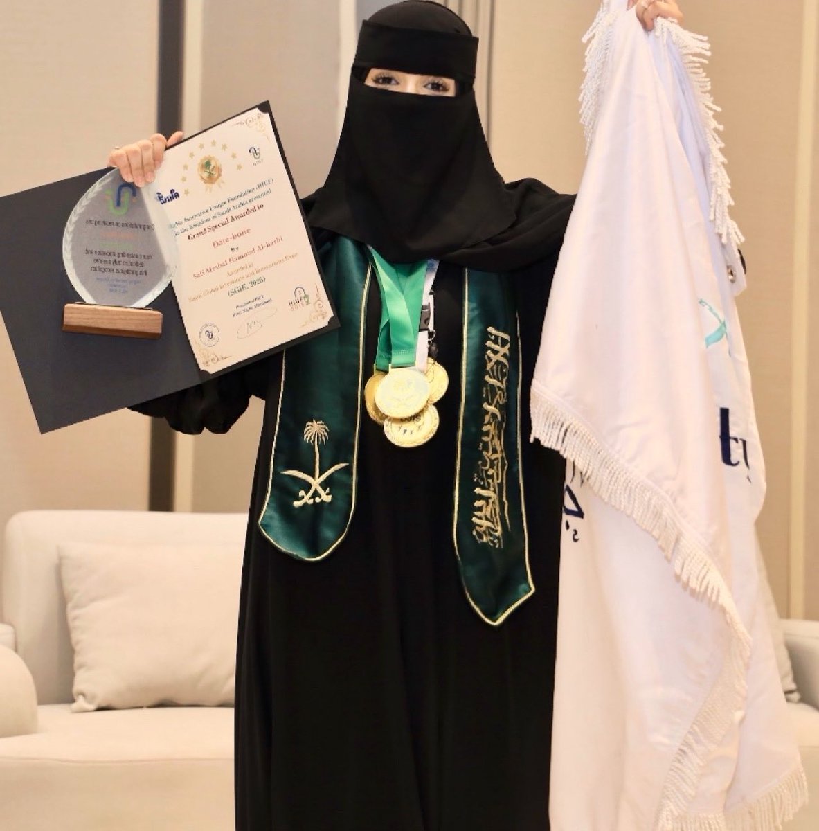 الحمدلله حمداً ترتقي به الانجازات 🎉🤩

 سررت بتمثيل وطني في المعرض السعودي الدولي للاختراعات والابتكارات SGiE’2025 

واستطعت تحقيق الميدالية الذهبية والمركز الاول عالمياً في مسار الصحه والطب تحديداً بمجال "الهندسة الطبية" 🥇

+ بالإضافة إلى تحقيق الجائزة الكبرى من مؤسسة HIUF