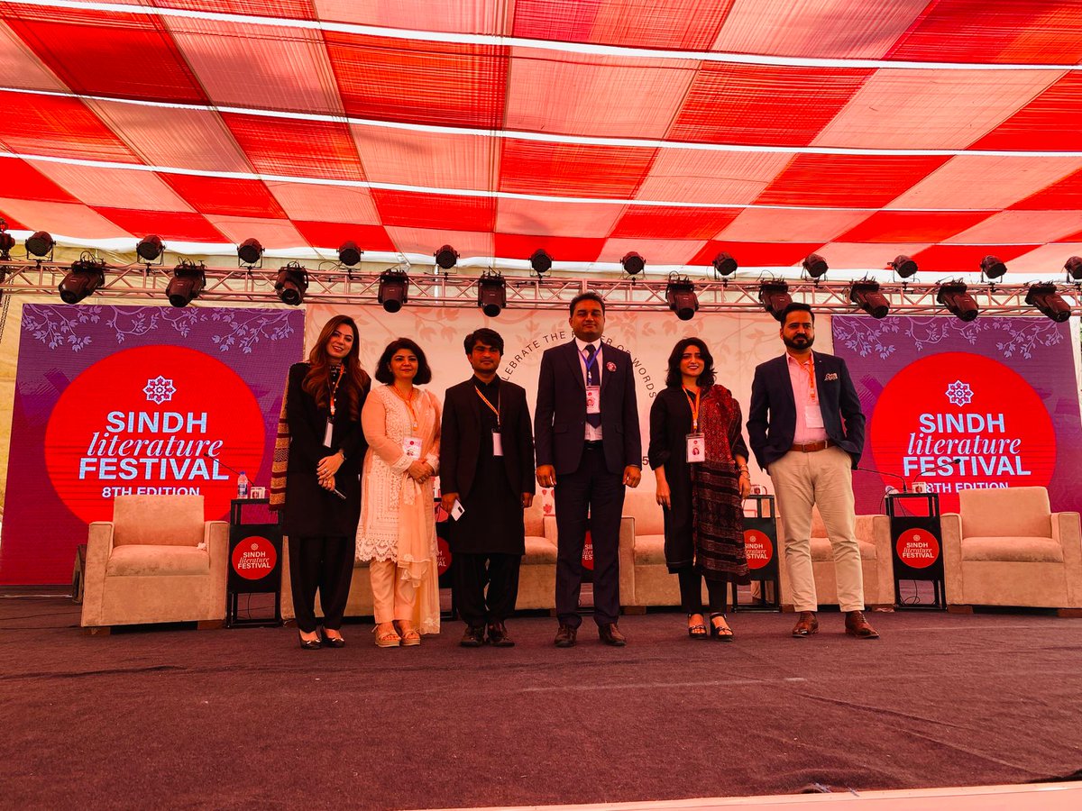 ڪراچي، 16 نومبر 2025:
سنڌ وومين لائيرس الائنس جي چيئرپرسن وڪيل شازيا نظاماڻي بيچ لگزري هوٽل ۾ منعقد ٿيل سنڌ ادبي ميلي ۾ مقرر طور شرڪت ڪئي، جتي هن "سنڌ، جيئن متحرڪ نئين پيڙهي ڏسي ٿي” جي عنوان تي ڳالھ ٻولھ ڪئي.
3/1