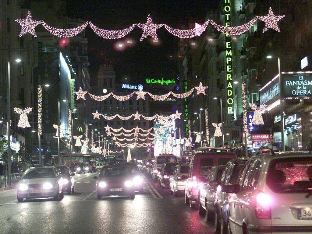 La Gran Vía de Madrid con la iluminación navideña en la Navidad de 2002.