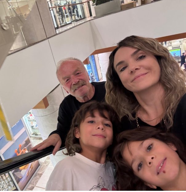 🚨KANSERİ YENDİ, TRAFİKTE DÖVÜLEREK ÖLDÜRÜLDÜ

Giresun’da eşiyle trafikte seyir halinde olan 68 yaşındaki emekli öğretmen Abdullah Coşkun’un aracına, bir otomobil arkadan çarptı. 

Kaza sonrası aracından inen 38 yaşındaki İlhan İhtiyaroğlu isimli cani,   öfkeyle yaşlı çiftin