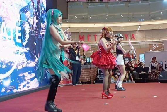 woadriene's tweet image. meet &amp;amp; greet anime cosplayer with stage performance @metrojayaMV