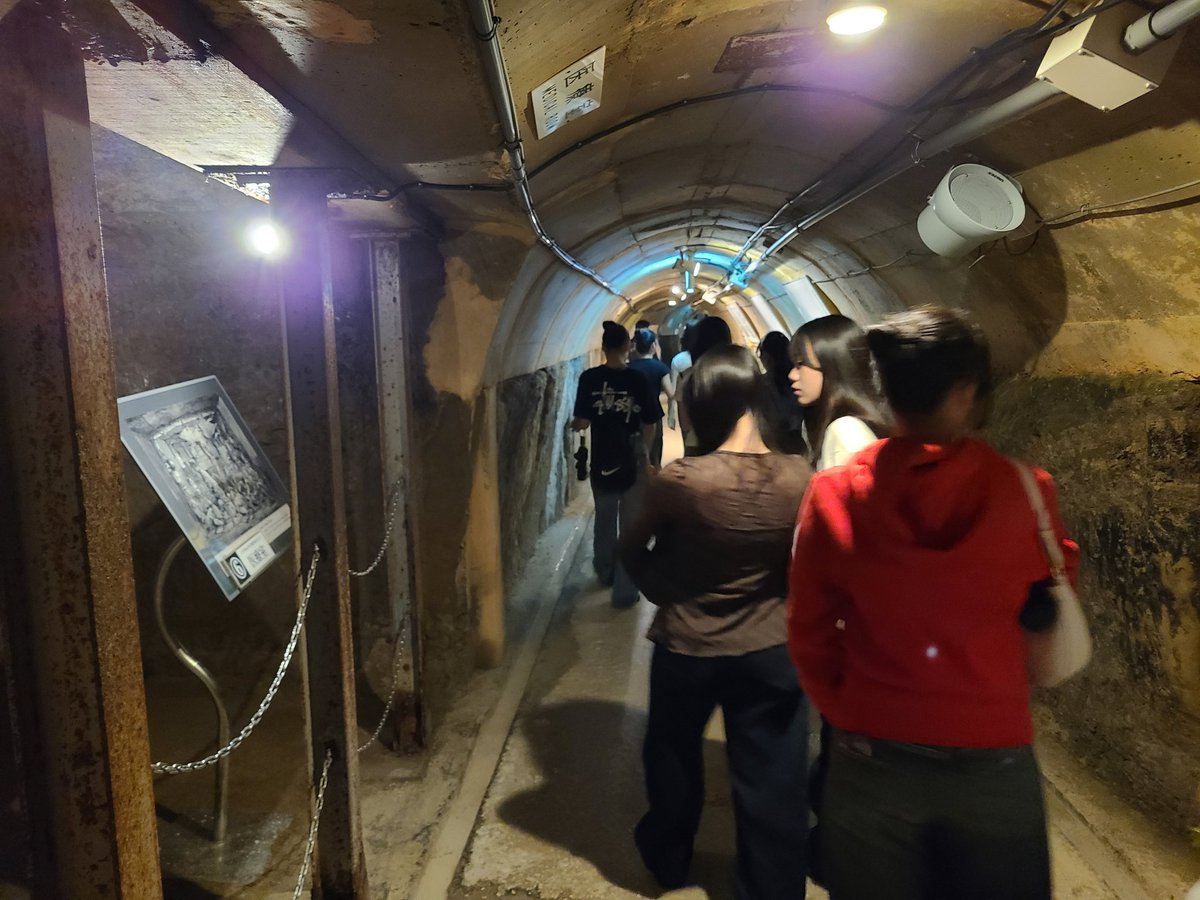 修学旅行２日目
今日は旧海軍司令部豪を見学後むらさき村で昼食に沖縄そばを食べました。その後は強風の中、万座毛を見学しました。次に道の駅かでなで、かでな基地を見学した後、民泊体験の入村式を行いました。