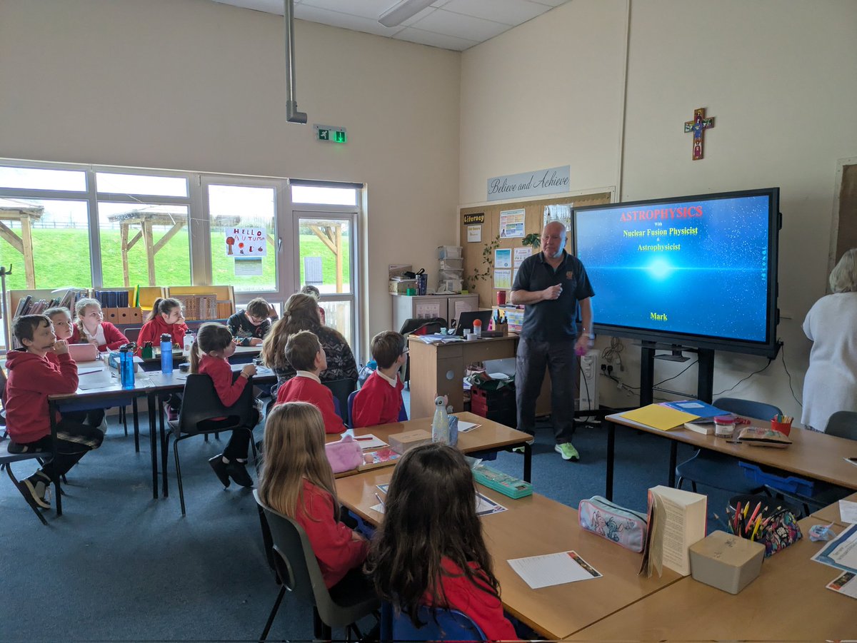 darwincentre's tweet image. Today we&apos;re at St.Aidan&apos;s primary for a morning of Astrophysics with @MarkRSmith16! Looking forward to exploring the solar system and beyond! #STEMworkshop #ScienceandTechnology #Astrophysics #SolarSystem #Stars #Sun #Space #BlackHoles @DragonLng