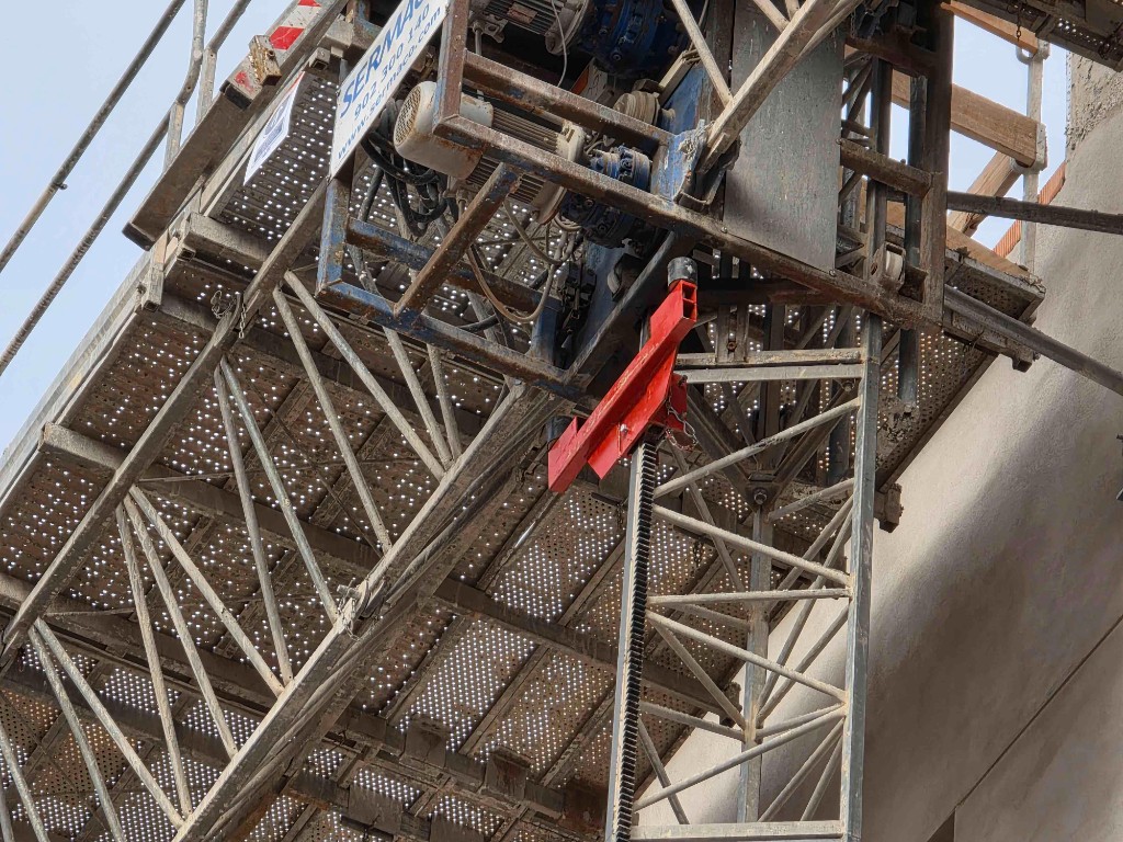 En la obra 238 Terrassa realizada por <a href="/garciarierasl/">Garcia Riera</a> hemos instalado una máquina limitada en altura para garantizar trabajos seguros por encima del último balcón. Incorporamos un tope mecánico específico, asegurando una limitación física adicional que aumenta la protección.