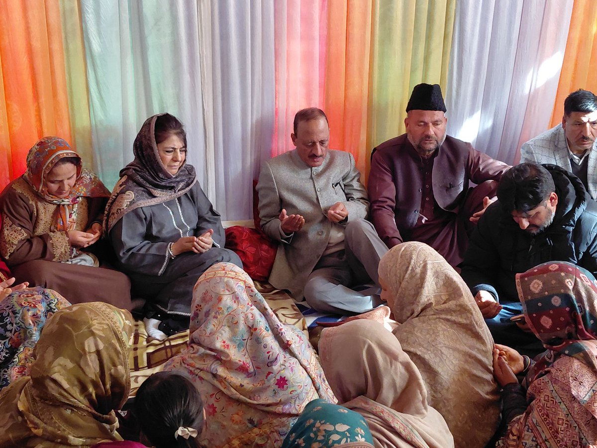voiceofkkashmir's tweet image. Party President @MehboobaMufti Sahiba today visited Kupwara to extend heartfelt condolences to MLA Kupwara @MirMohdFayaz   on the passing of his uncle Haji Habibullah Mir. She shared their grief, offered prayers.
@jkpdp