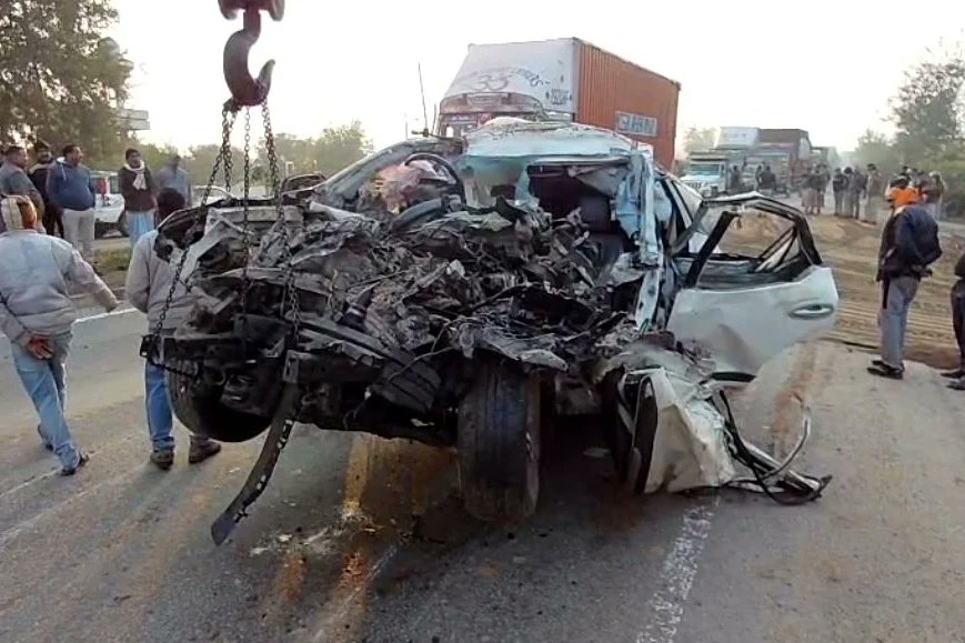 ag_Journalist's tweet image. मध्य प्रदेश के ग्वालियर से बड़ी खबर 
तेज रफ्तार फॉर्च्यूनर कार रेत से भरे ट्रैक्टर-ट्रॉली से जा टकराई
टक्कर इतनी जोरदार थी कि कार सवार पांच लोगों की मौत हो गई 

ये दर्दनाक हादसा ग्वालियर-झांसी हाइवे पर मालवा कॉलेज के सामने रविवार सुबह 6:35 बजे हुआ 

#MadhyaPradesh #MPNews…