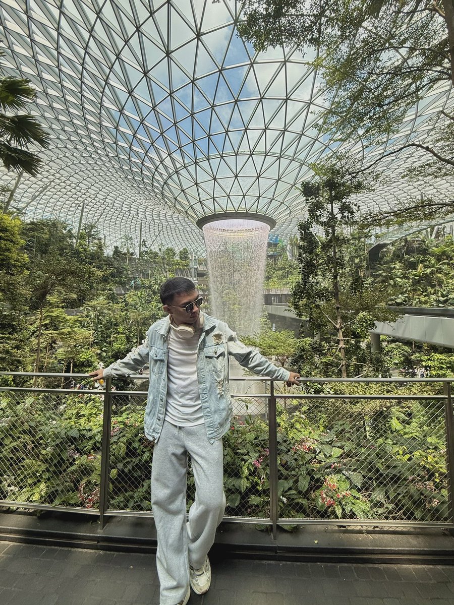 dodongdxtr's tweet photo. The most beautiful airport I’ve ever seen! Hello 🇸🇬 https://t.co/PN35pqeTYr