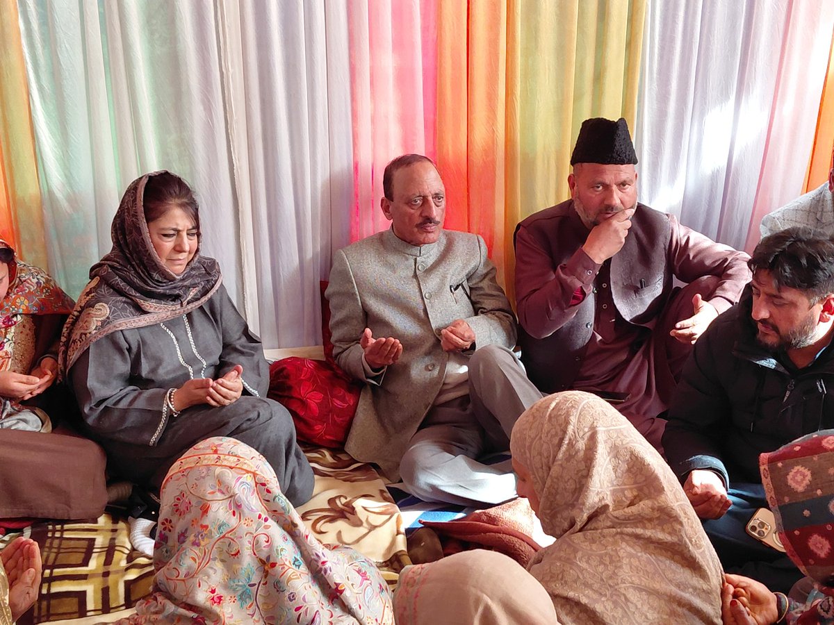 voiceofkkashmir's tweet image. Party President @MehboobaMufti Sahiba today visited Kupwara to extend heartfelt condolences to MLA Kupwara @MirMohdFayaz   on the passing of his uncle Haji Habibullah Mir. She shared their grief, offered prayers.
@jkpdp