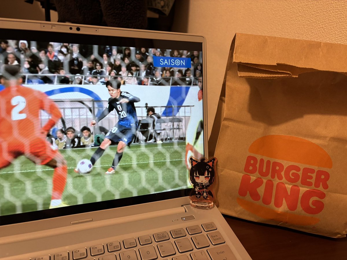 Manotopia55suki's tweet image. サッカー見ながら夕食のバーガーです🍔
ココちゃんも見てます