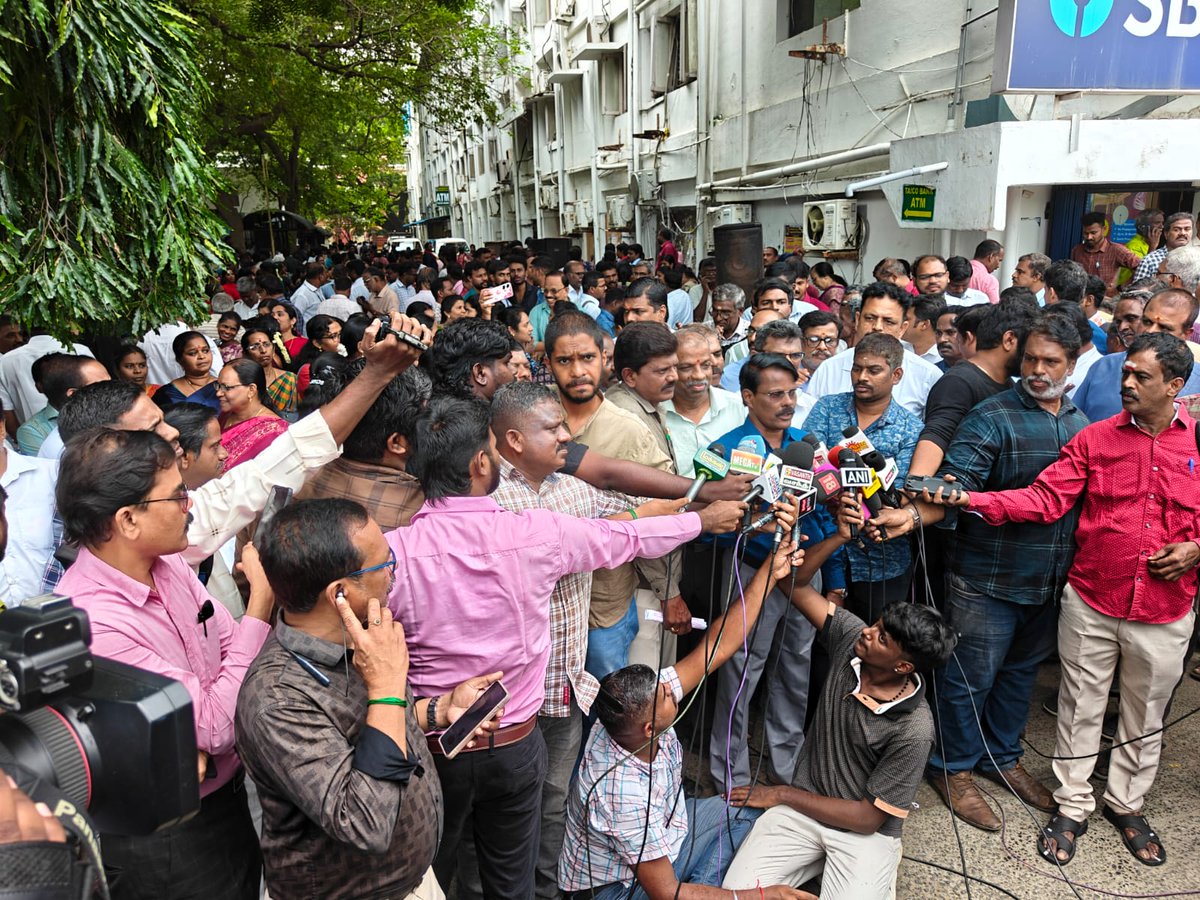 TVKHQITWingOffl's tweet image. பழைய ஓய்வூதியத் திட்டத்தினை அமல்படுத்த வேண்டும், தொகுப்பூதியம், மதிப்பூதியம், ஆசிரியர்களுக்கான பதவி உயர்வுகள் வழங்க வேண்டும், ஊதிய முரண்பாடுகளை நீக்க வேண்டும், 30% மேல் காலியாக உள்ள பணியிடங்களை நிரப்ப வேண்டும் உள்ளிட்ட 10 அம்ச கோரிக்கைகளை முன்னிறுத்தி, இன்று சென்னை உட்பட தமிழகம்…