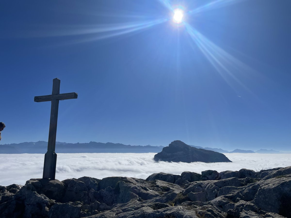 #Montagne et #spiritualité - #gratuité 
« Voilà, pour moi, escalader a une valeur ajoutée, celle de ne servir à rien. Dans le grand atelier quotidien des efforts consacrés à un avantage, à un intérêt, l'escalade est enfin affranchie de l'obligation d'être utile. Elle désobéit à