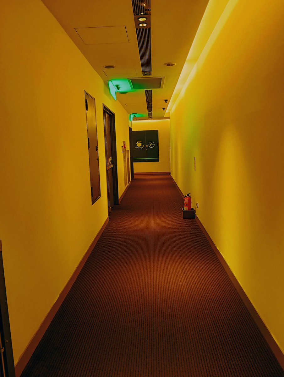 AkiratoFPS's tweet image. バックルームズって現実にあったんだ……
職場の休憩室（？）、怖すぎて辞めたくなってきた。

#backrooms #backroom #バックルーム