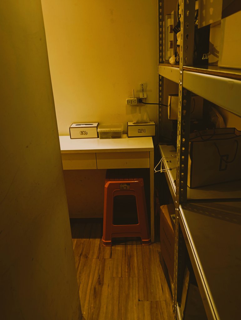 AkiratoFPS's tweet image. バックルームズって現実にあったんだ……
職場の休憩室（？）、怖すぎて辞めたくなってきた。

#backrooms #backroom #バックルーム