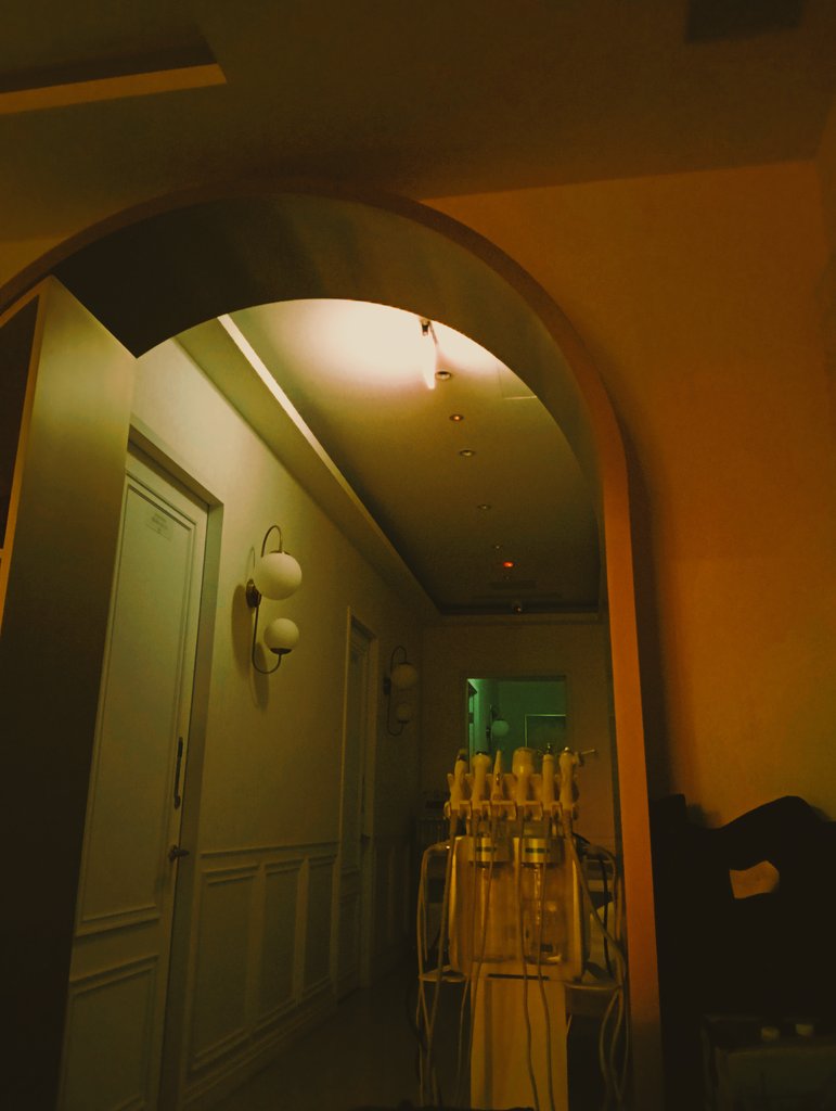 AkiratoFPS's tweet image. バックルームズって現実にあったんだ……
職場の休憩室（？）、怖すぎて辞めたくなってきた。

#backrooms #backroom #バックルーム