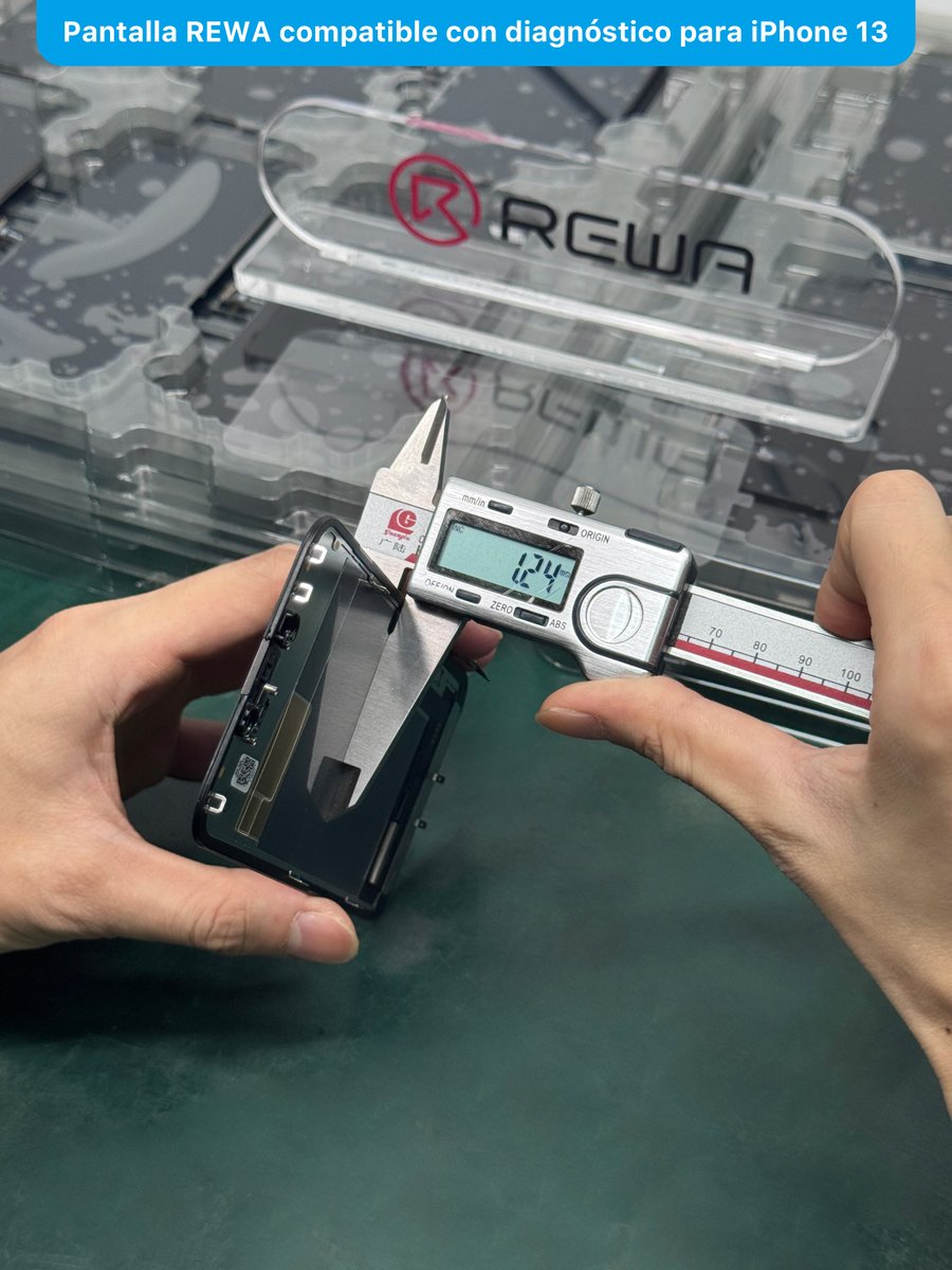 rewatechnology's tweet image. También tenemos la Pantalla REWA compatible con diagnóstico para iPhone 13 en versión Soft OLED, producida por REWA, que corre diagnósticos y funciona perfectamente en iOS 26.1. 📱✨