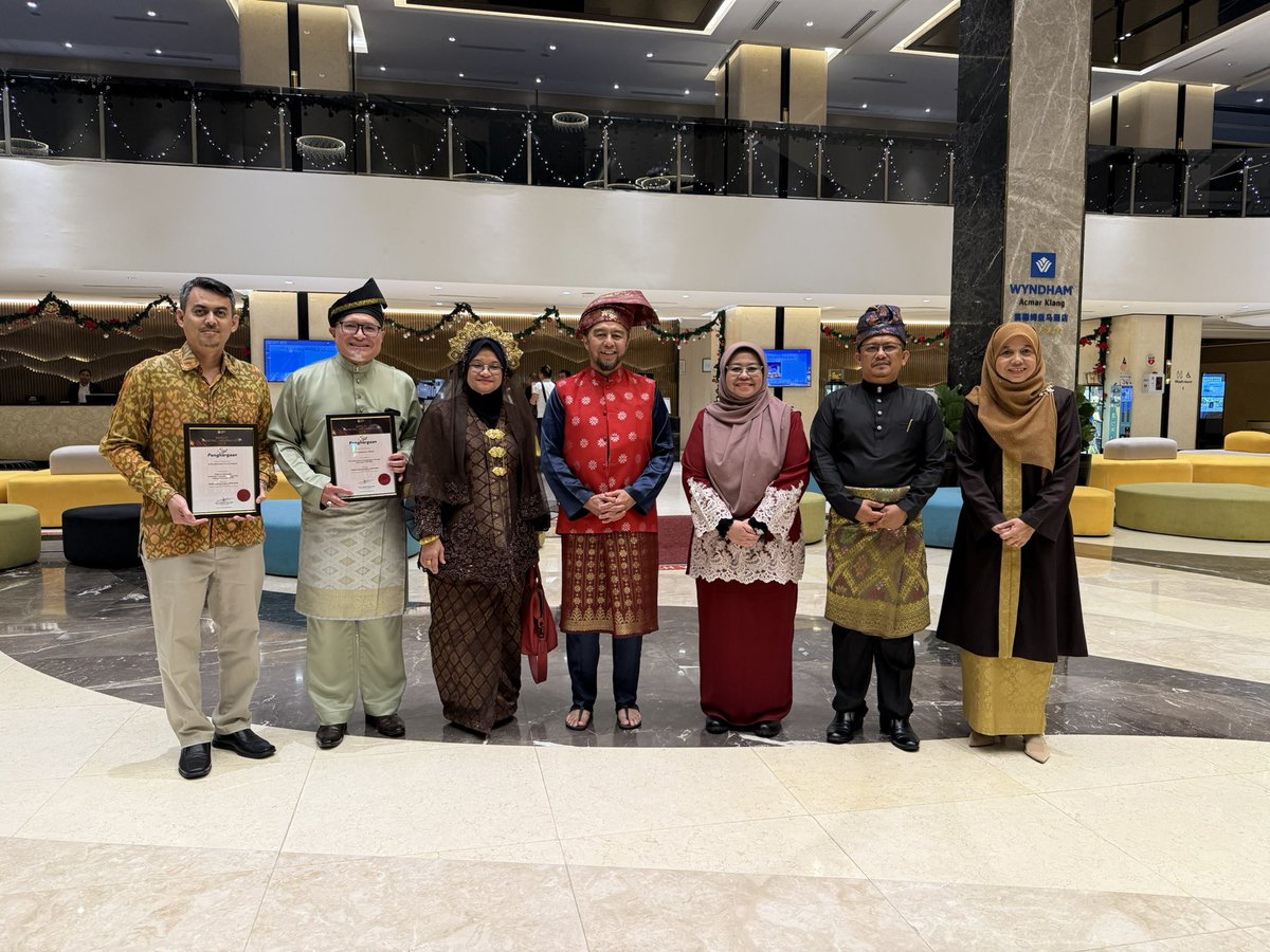 Menyempurnakan Majlis Sanjung Sarjana UiTM 2025, tahun ke empat Majlis dilaksanakan untuk mengiktiraf sumbangan warga penyelidik melonjak UiTM kehadapan dalam bidang penyelidikan, penerbitan dan pengkomesilan.

Tahniah kepada semua pemenang.