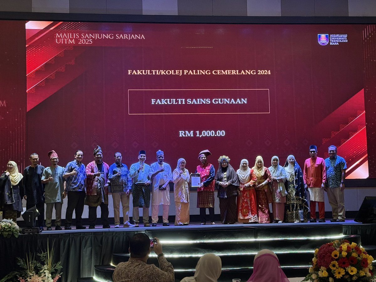 VCUiTM's tweet photo. Menyempurnakan Majlis Sanjung Sarjana UiTM 2025, tahun ke empat Majlis dilaksanakan untuk mengiktiraf sumbangan warga penyelidik melonjak UiTM kehadapan dalam bidang penyelidikan, penerbitan dan pengkomesilan.

Tahniah kepada semua pemenang. https://t.co/StjqALbq49
