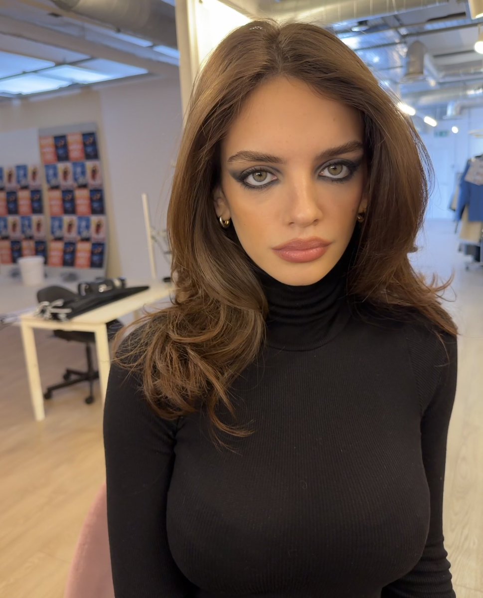 lispbiftatits's tweet image. Another day in the office