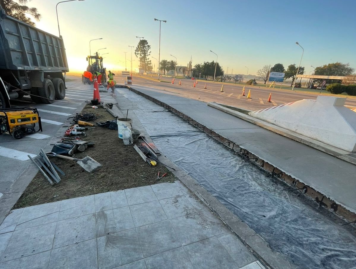 Tránsito normal en el #TúnelSubfluvial. 
Recordamos a los usuarios que siguen las obras de bacheo en la cabecera #SantaFe y en la cabecera #Paraná. Por lo que se recomienda circular con precaución respetando las indicaciones en esas zonas.