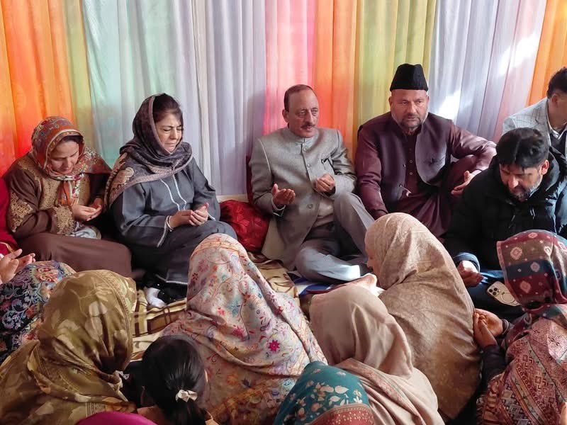jkpdp's tweet image. Party President Ms @MehboobaMufti visited Kupwara to offer condolences on the passing of Habibullah Mir, uncle of MLA Kupwara @MirMohdFayaz . She was accompanied by Party General Secretary and former minister Adv. Ab Haq Khan and MLA Tral @Rafiqahmadnaik. May Allah Tallah grant…
