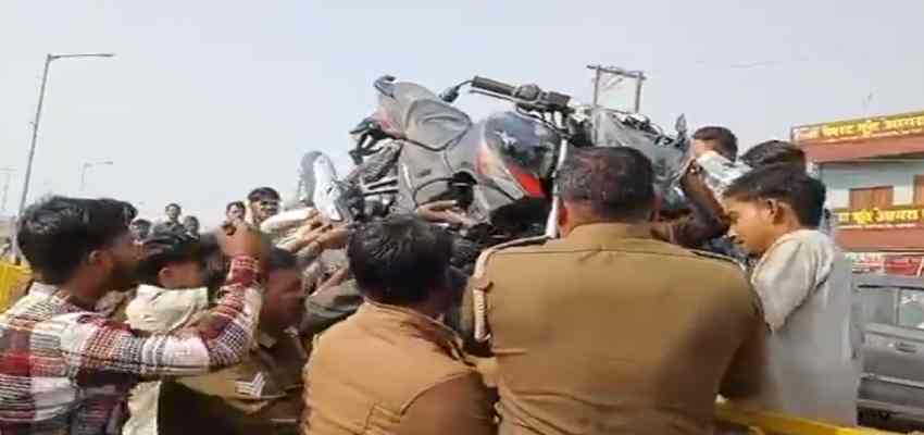 Khabarfast's tweet image. UP News: मथुरा में डिवाइडर से टकराई तेज रफ्तार बाइक, दो युवकों की मौत, एक गंभीर रूप से घायल

khabarfast.com/up-mathura-two…

#MathuraAccident #RoadSafety #SpeedKiller #BikeAccident #TragedyOnTheRoad #UPNews #KhabarfastDigital