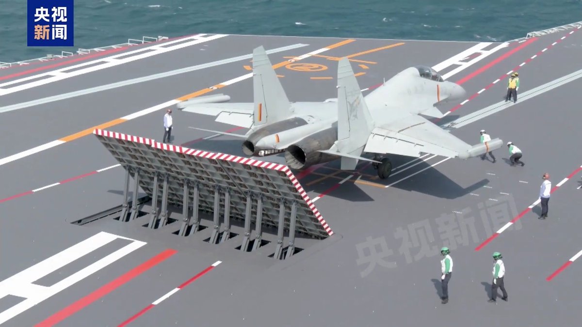 首次公开歼15DT的弹射降落