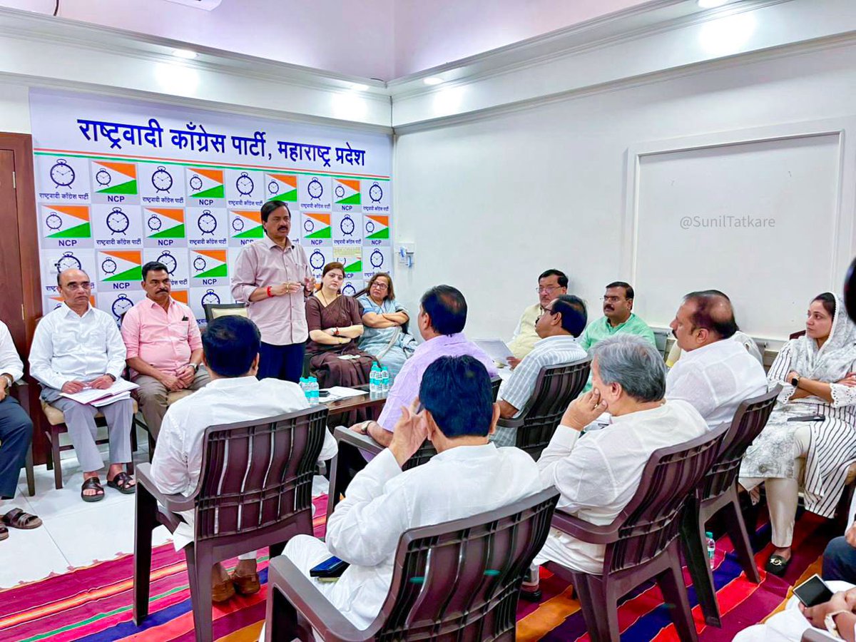 SunilTatkare's tweet photo. आज मुंबईतील प्रदेश कार्यालयात राज्यात होऊ घातलेल्या स्थानिक स्वराज्य संस्थांच्या निवडणुकांच्या पार्श्वभूमीवर राष्ट्रवादी काँग्रेस पक्षाच्या समन्वयकांची आणि स्टार प्रचारकांची माझ्या प्रमुख उपस्थितीत महत्त्वपूर्ण बैठक पार पडली.

या बैठकीत आगामी निवडणुका लक्षात घेऊन पक्षाची संघटनात्मक बळकटी, स्थानिक राजकीय परिस्थिती, जनसंपर्क अभियान, रणनीती आणि निवडणूक व्यवस्थापन याबाबत सखोल मार्गदर्शन करत स्थानिक प्रश्न, मतदारांच्या अपेक्षा आणि पक्षाची भूमिकाही तपशीलवारपणे मांडली.

याप्रसंगी सुप्रसिद्ध अभिनेते तथा पक्षाचे स्टार प्रचारक श्री. सयाजी शिंदे, राष्ट्रवादी महिला काँग्रेसच्या प्रदेशाध्यक्षा व राज्य महिला आयोगाच्या अध्यक्षा सौ. ��ूपालीताई चाकणकर, पक्षाचे आमदार, पक्षाचे ज्येष्ठ नेते आणि पदाधिकारी उपस्थित हो��े.