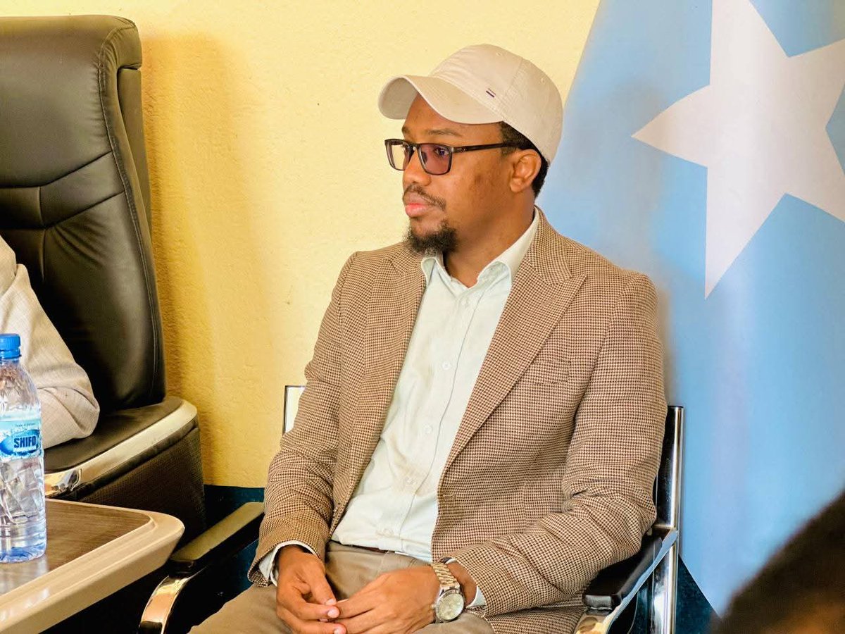 swstv01's tweet photo. Guddoomiyaha Gobolka Bakool mudane Mohamed Ahmed Mohamed oo qayb ka ahaaa booqasho dhiirigelin ah oo loo sameeyey taliska guutada 9aad Qaybta 60-aad ee Ciidanka Xoogga Dalka Soomaaliyeed https://t.co/zAwZzEFb77