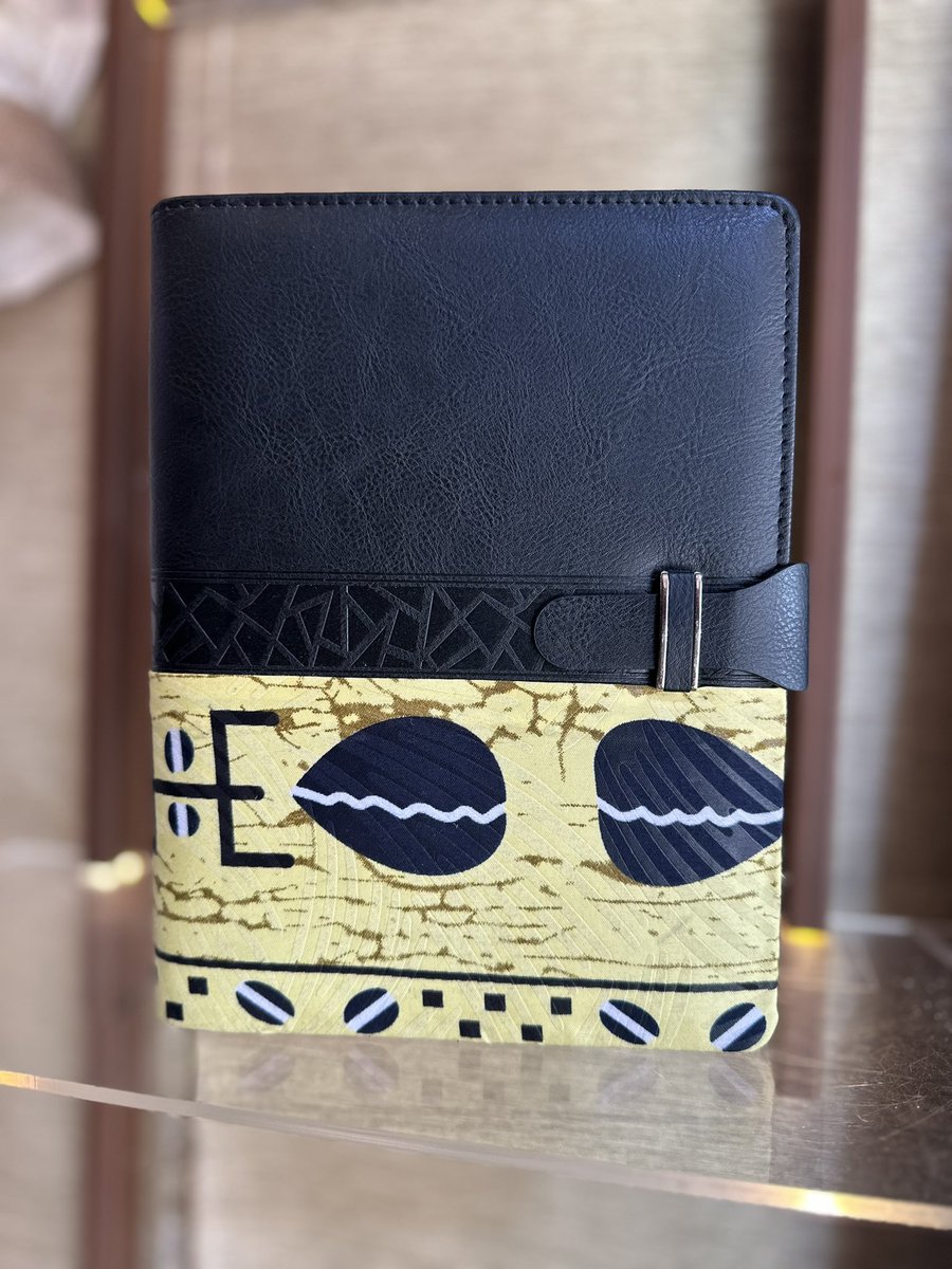 AteliersBlackSh's tweet photo. Donc l’année est finie comme les blagues…
Voici vos bloc-notes 2026 déjà disponibles au shop, Courezzzz🏃🏾‍♀️

📌La vitrine des marques camerounaises - Achetez local, vivez l’original 🇨🇲 https://t.co/bRXU1LX9Kg