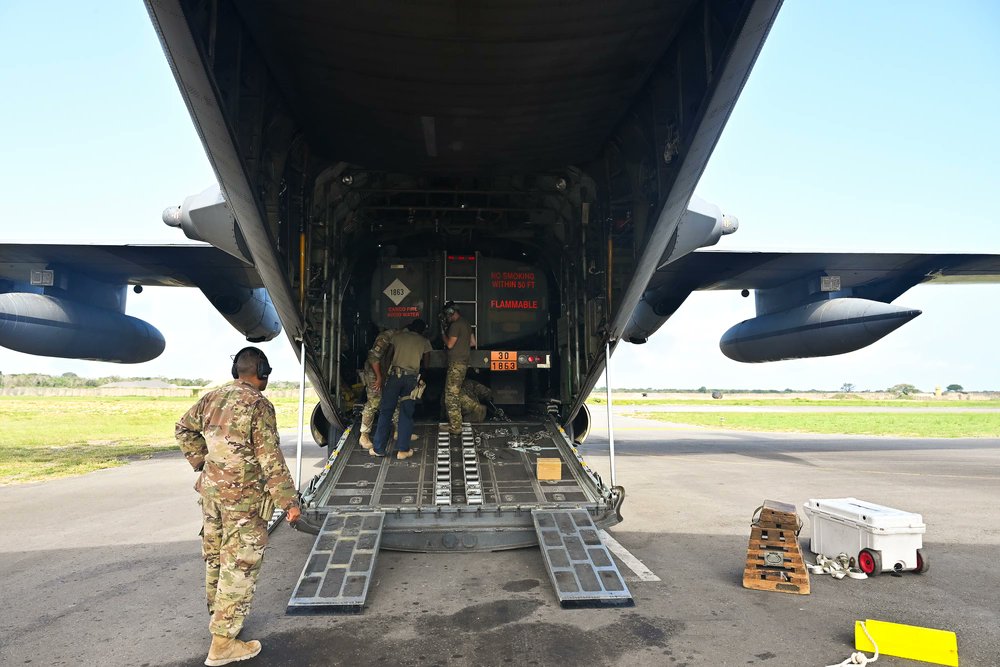 🇺🇸 Airmen assigned to the 475th Expeditionary Air Base Squadron Operations Support Flight unload a R-11 refueler from a C-130J Hercules aircraft at Camp Simba, Kenya 🇰🇪, Nov. 10, 2025. 

The load demonstrated the group’s ability to transport vital refueling assets, enabling
