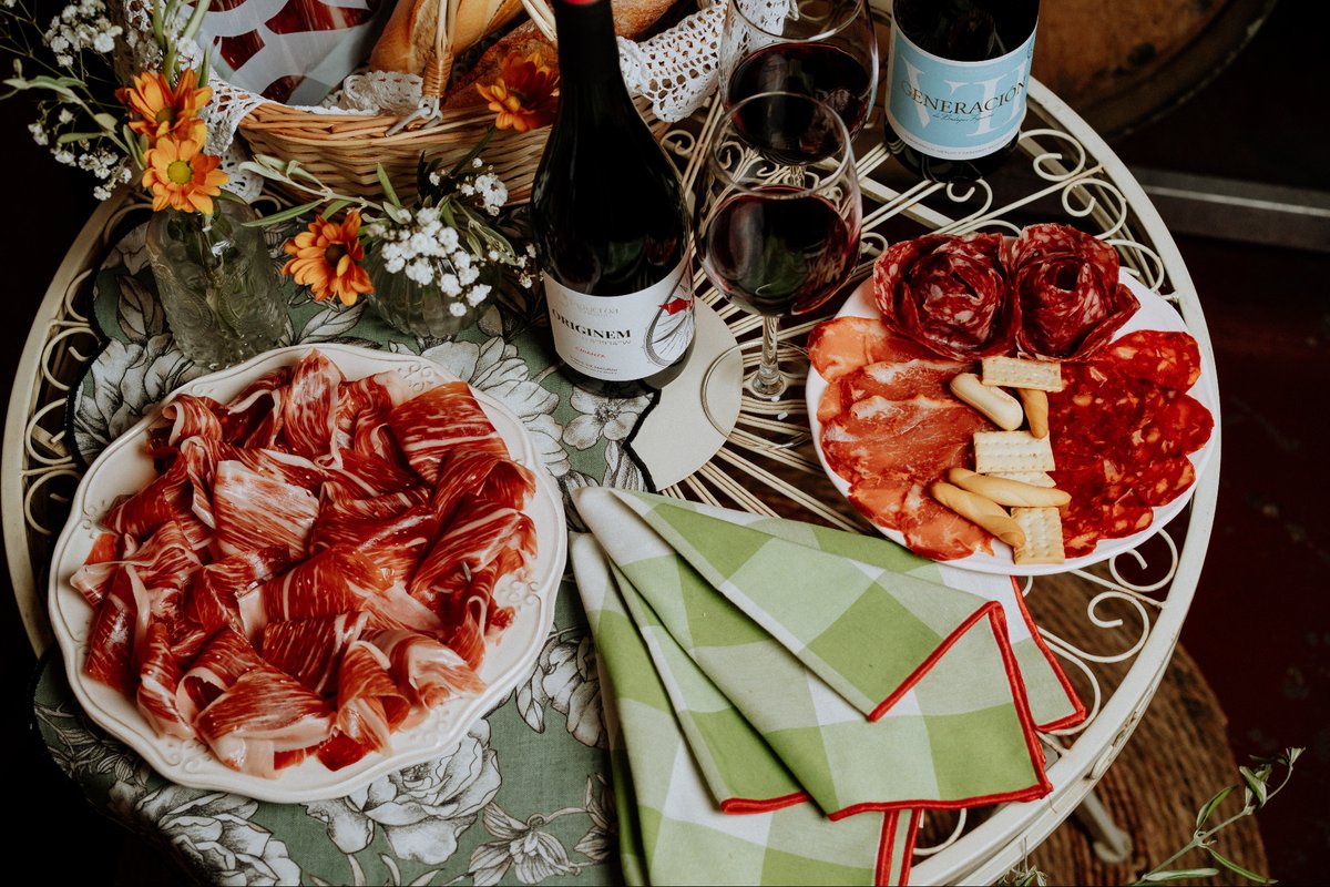 ChacinasS's tweet photo. ✅ Variedad, calidad, presentación… Las claves para lograr una cesta navideña de verdad excepcional con productos ibéricos. Descúbrelas aquí:https://t.co/qEBh0puKEV

#Cestadenavidad #EmbutidoIbérico https://t.co/ePVSsH5oCR