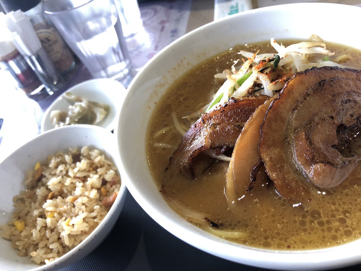 tfkd3's tweet image. もう紅葉はなく
冬の準備をした山や木々を拝みつつ
なんだかさみしく寒々しいなと思いながら遠くの景色を眺めていた
そんな時にはラーメンだな
アツアツの味噌ラーメンにミニチャーハンもつけちゃって
仲間と談笑しつつお食事や景色を楽しむ
なんという贅沢…

要するにゴルフしてきたんだ( ᐛ )ｱﾊｰ