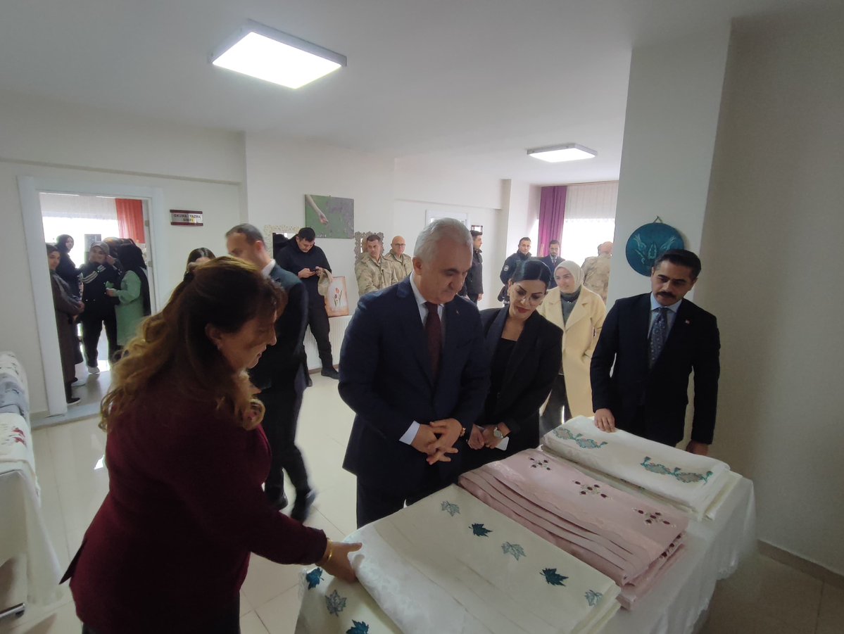 TCMusValiligi's tweet image. Valimiz Sayın @Valiavnicakir, Varto Aile Destek Merkezi’ni (ADEM) ziyaret etti.

Sınıflarda devam eden kursları gezen Sayın Valimiz, kursiyerlerin ürettiği el emeği göz nuru eserleri inceleyerek kursiyerlerle sohbet etti.#Muş
@tcailesosyal

📍 Varto