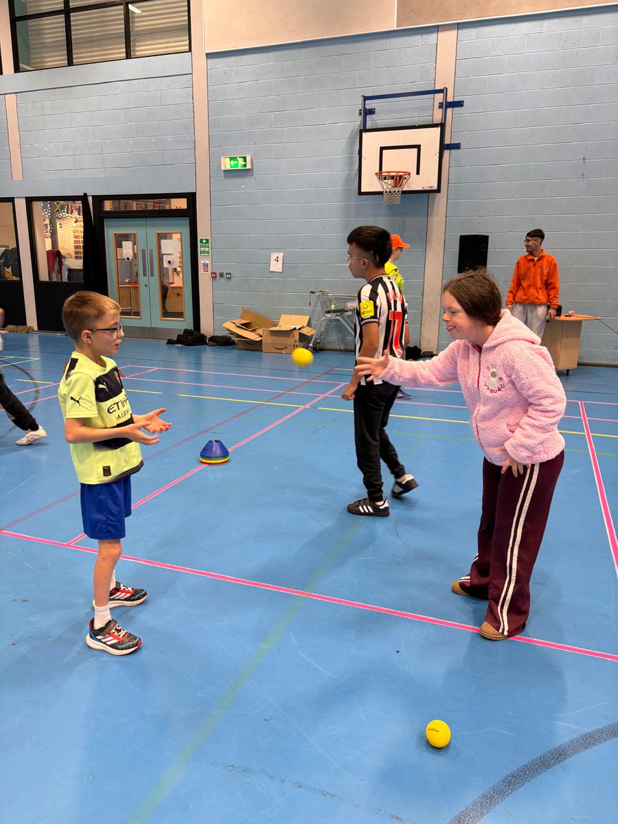 imocharity's tweet image. 🎾 Tennis fun at the @BDYouthZone 
Our Tennis Activator Programme with @Streetgames, and @the_LTA has kids serving, smashing, and smiling every week. Their energy is incredible and they’re picking up new skills fast. Love seeing them get stuck in! 🙌#TennisActivator #GameSetMatch