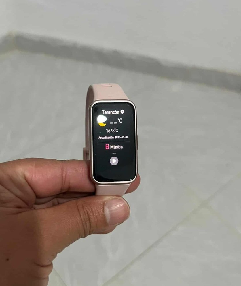 Nos comunican que se han encontrado este reloj en la Calle Antonio Machado cerca del Polideportivo Municipal, si alguien lo reconoce como suyo puede ponerse en contacto con el Teléfono: 631707195. Gracias por compartir.