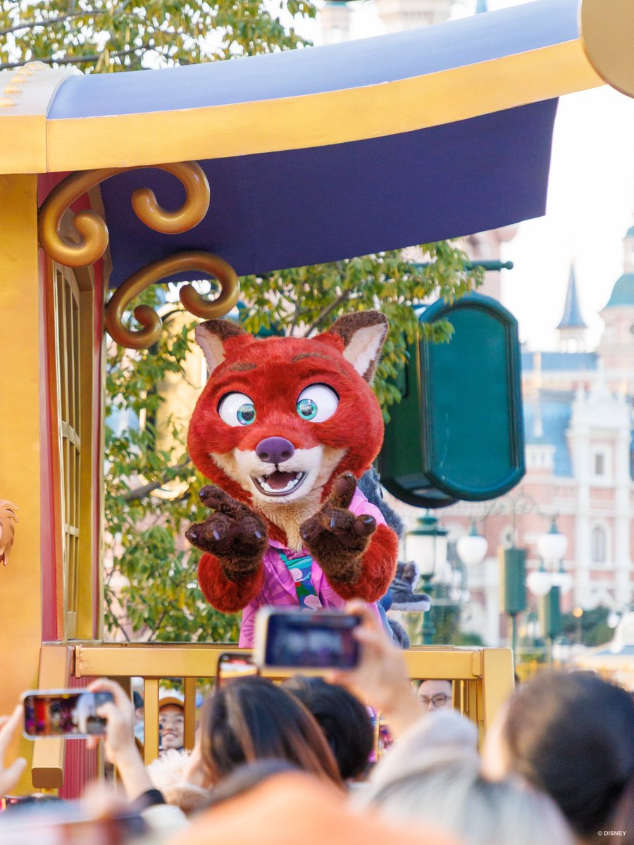 映画『ズートピア2』の衣装でパレードへ！🎬／ ジュディとニックが