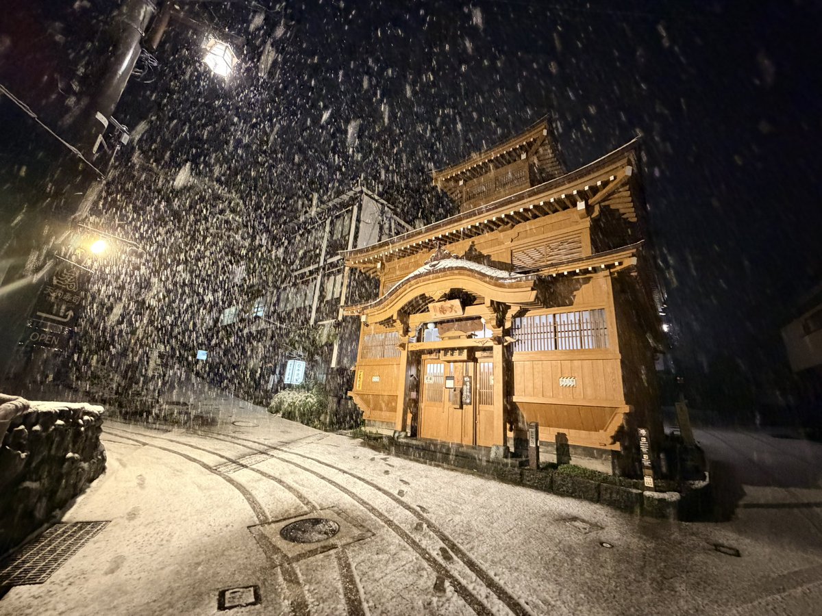 luglugluglug's tweet image. 雪の温泉街を歩く。