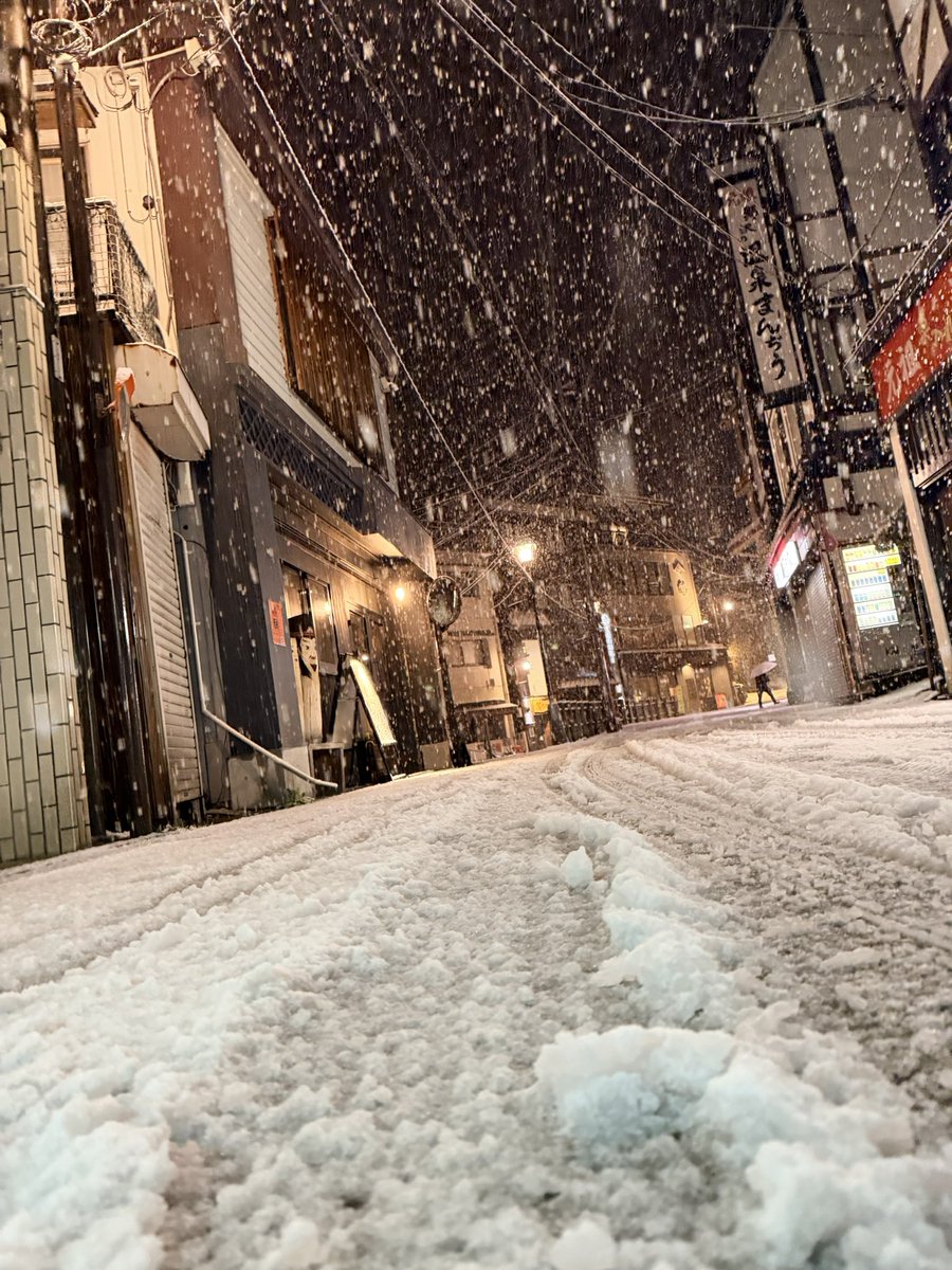 luglugluglug's tweet image. 雪の温泉街を歩く。